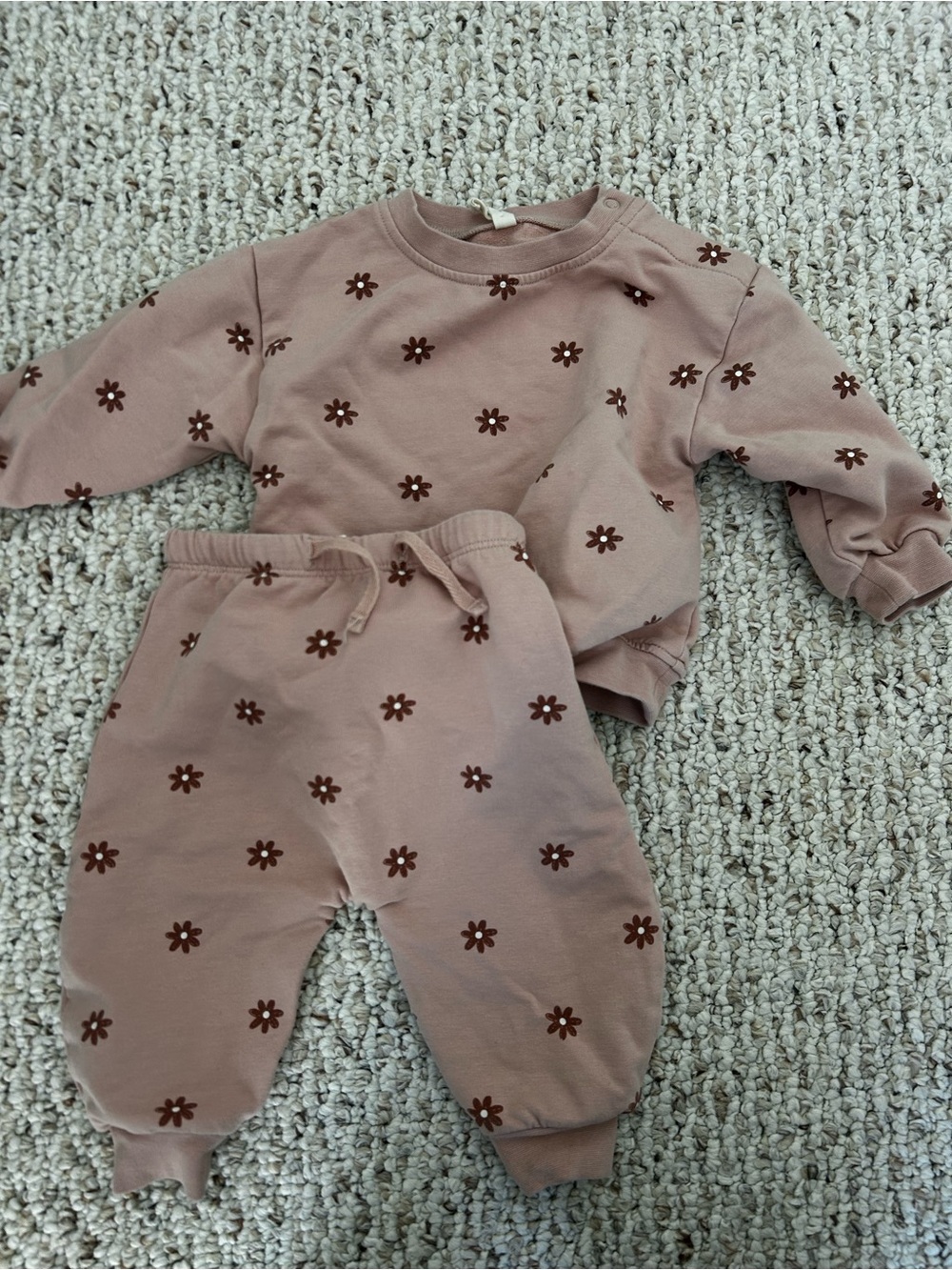 Quincy Mae organic blush Set sweatpants And Top daises all over print 3-6 months
